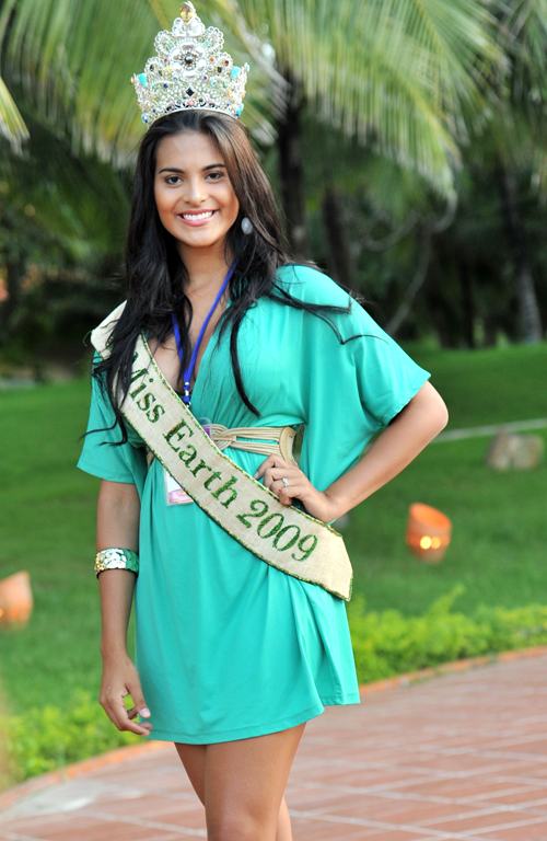 Larissa Ramos Miss Earth 2009 - in Vietnam