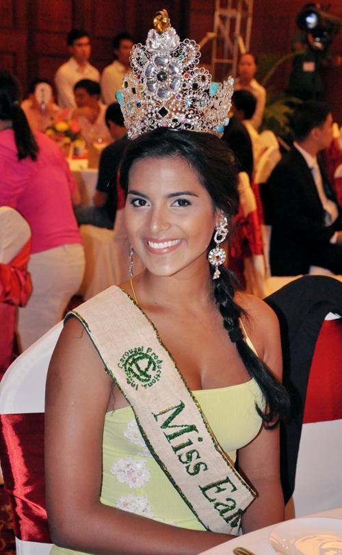 Larissa Ramos Miss Earth 2009 - in Vietnam