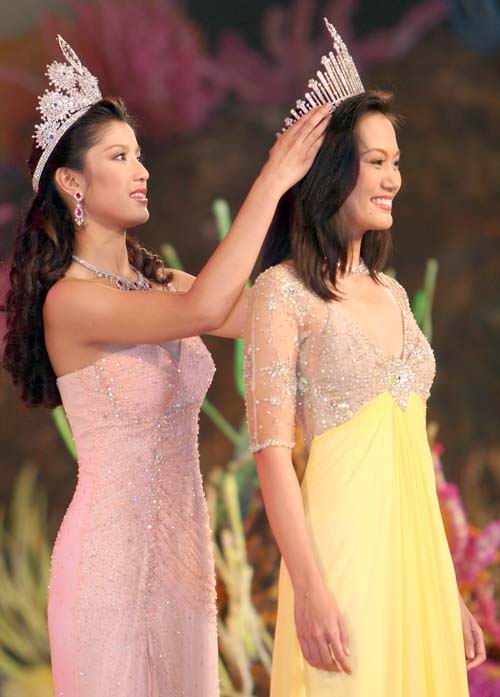 เพิ่มรูป"เอมมี่" ตอนอำลาตำแหน่งปี 2005