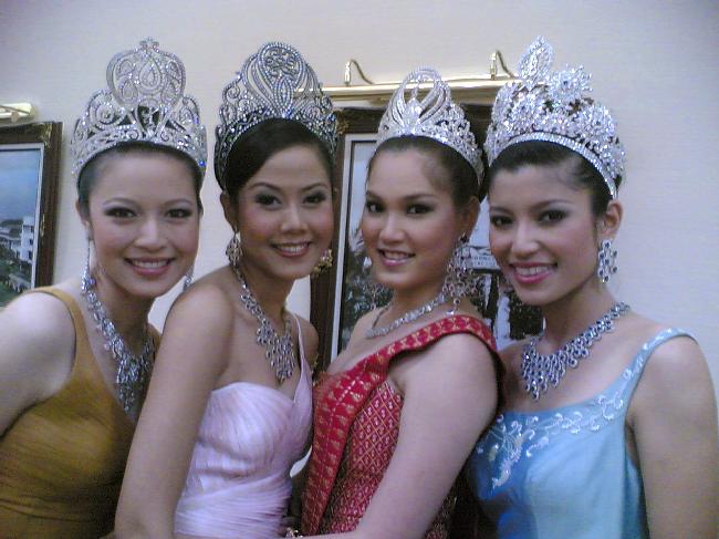 เมื่อนางงามรวมตัวกันนอกรอบ (บนเวที) จะเกิดอะไรขึ้น..มงกุฎคงเยอะนะ?????