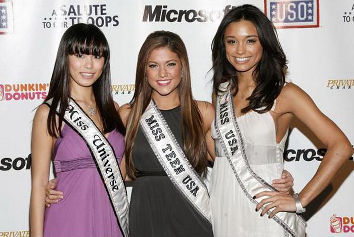 สายสะพาย Miss Universe ตัวหนังสือแบบนี้ไม่เคยเห็นเลย???????