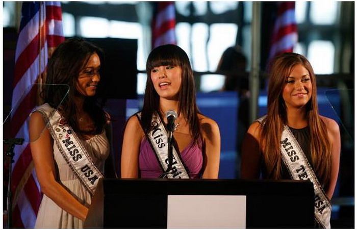 สายสะพาย Miss Universe ตัวหนังสือแบบนี้ไม่เคยเห็นเลย???????