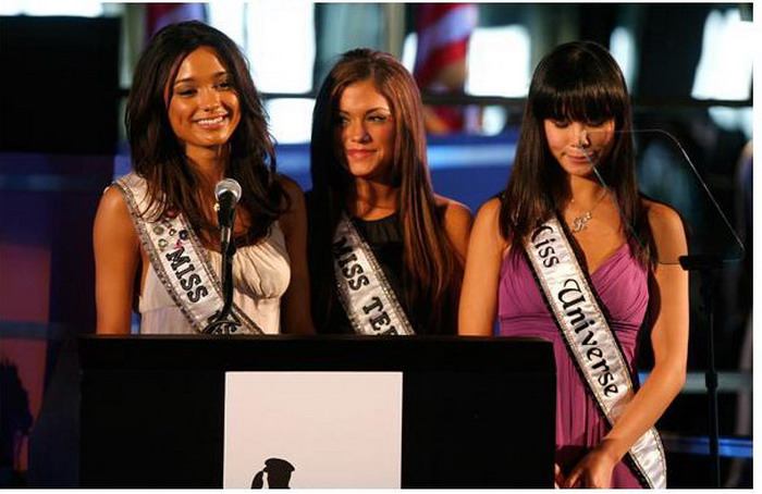 สายสะพาย Miss Universe ตัวหนังสือแบบนี้ไม่เคยเห็นเลย???????