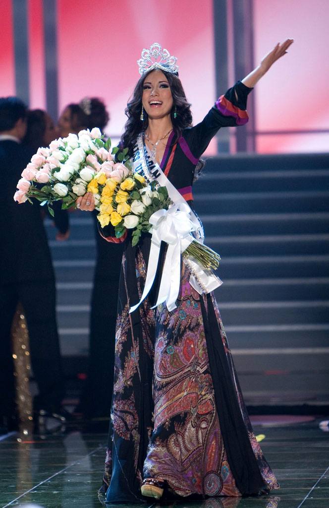 สายสะพาย Miss Universe ตัวหนังสือแบบนี้ไม่เคยเห็นเลย???????
