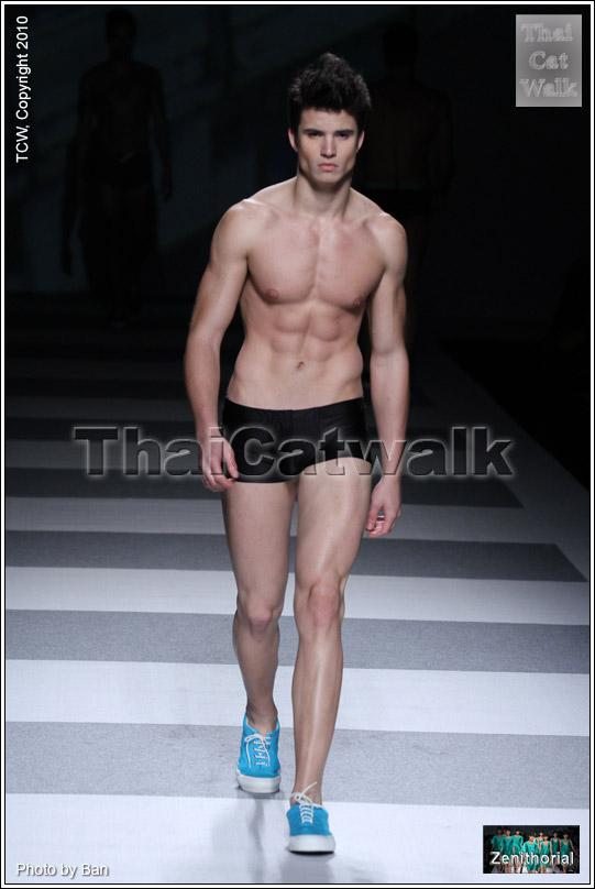 "แม็ค รัฐศาสตร์ จาก Elle Fashion Week 2010"