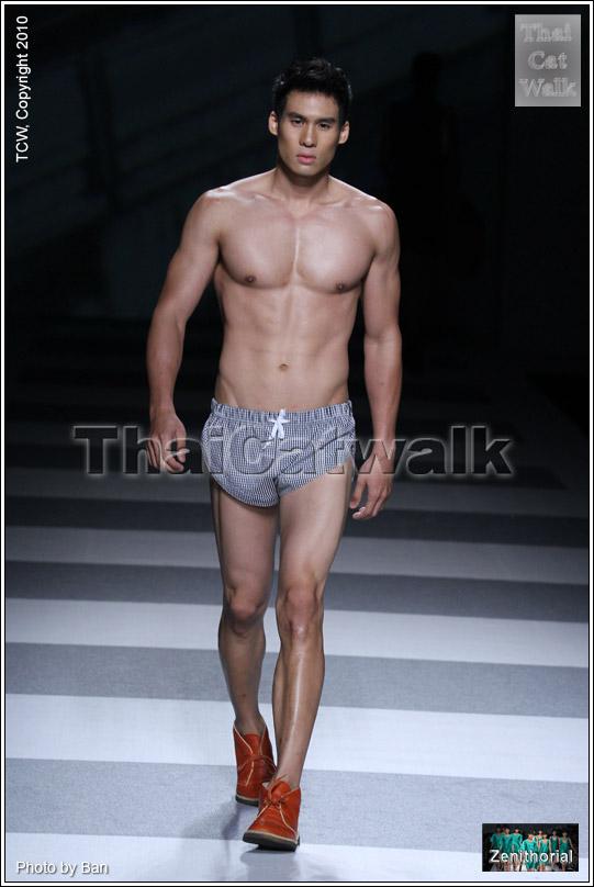 "แม็ค รัฐศาสตร์ จาก Elle Fashion Week 2010"