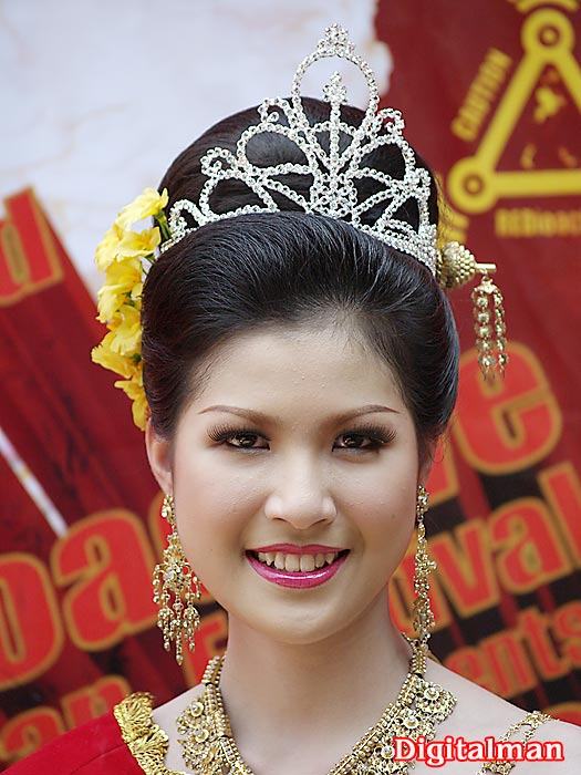 แม่ญิงงามปี๋ใหม่เมือง