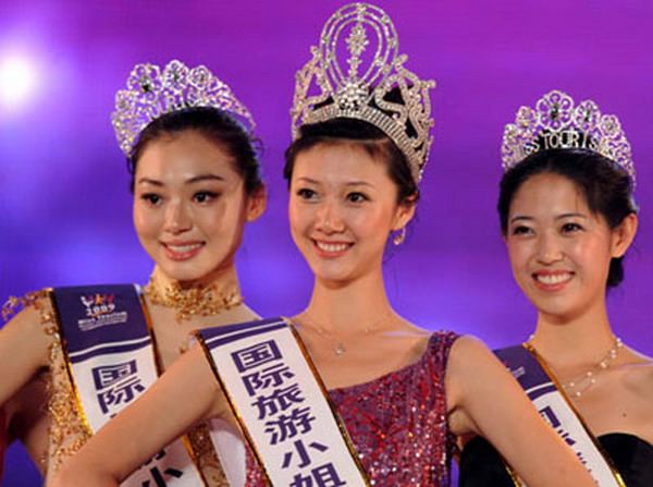 มงกุฎ Miss Universe แบบคลาสสิค คงเป็นที่ประทับใจของแต่ละประเทศมากๆทำออกมาซะเหมือนเชียว..???