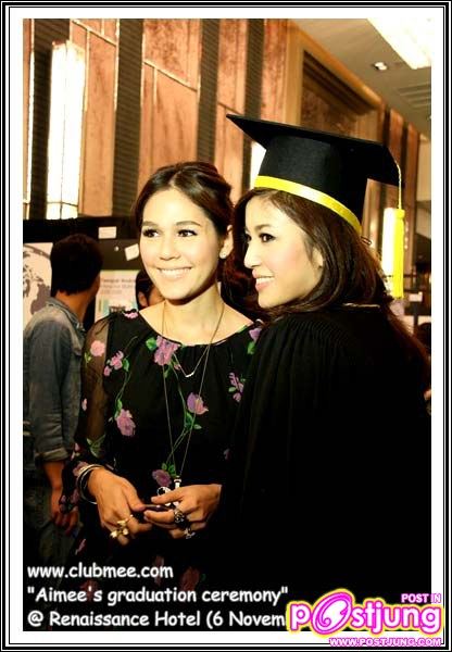 ชมพู่ ร่วมแสดงความยินดีกับเอมมี่ ในวันรับปริญญา