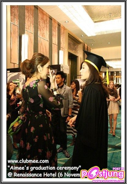 ชมพู่ ร่วมแสดงความยินดีกับเอมมี่ ในวันรับปริญญา