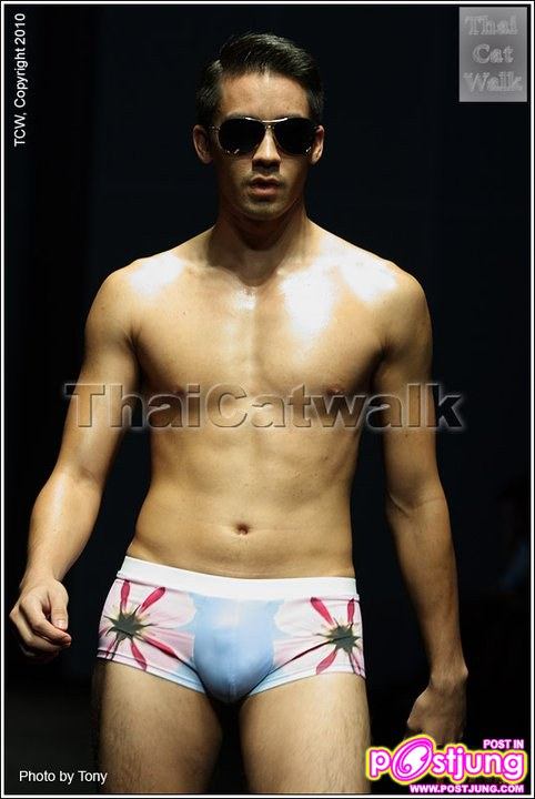 อังเดร เดินแบบ...เซ็กซี่เกินห้ามใจ