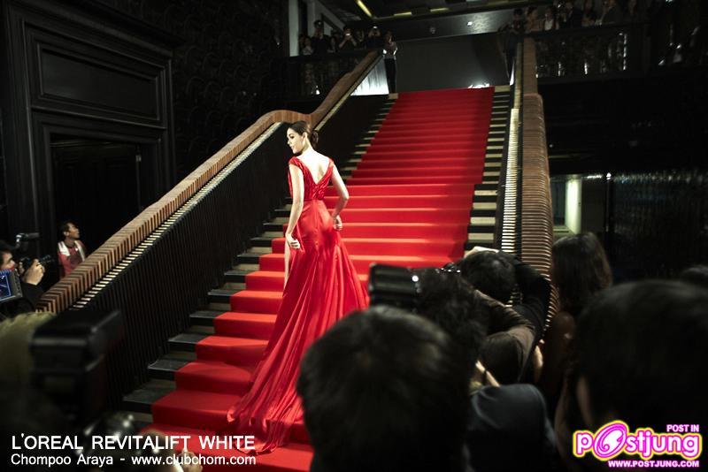 ชมพู่ อารยา สวยสง่ามากบนพรหมแดง