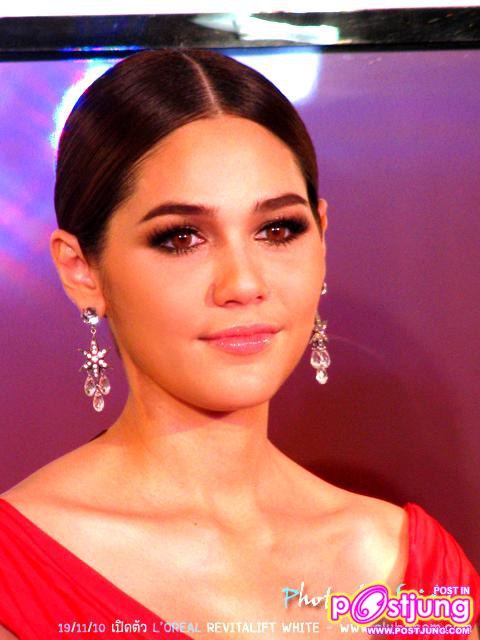 ชมพู่ สวยสง่าในชุดแดงกับการเป็นพรีเซ็นเตอร์ L'ORAEL