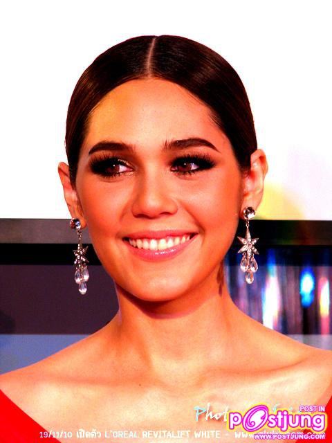 ชมพู่ สวยสง่าในชุดแดงกับการเป็นพรีเซ็นเตอร์ L'ORAEL