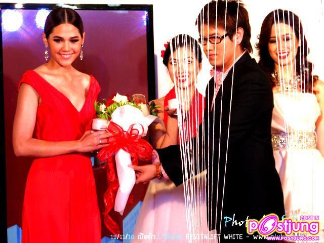 ชมพู่ สวยสง่าในชุดแดงกับการเป็นพรีเซ็นเตอร์ L'ORAEL