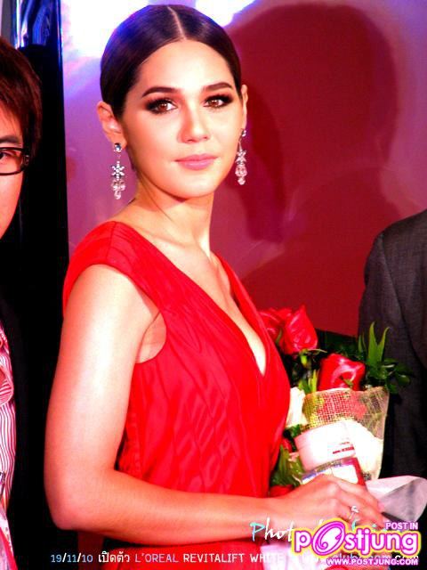ชมพู่ สวยสง่าในชุดแดงกับการเป็นพรีเซ็นเตอร์ L'ORAEL