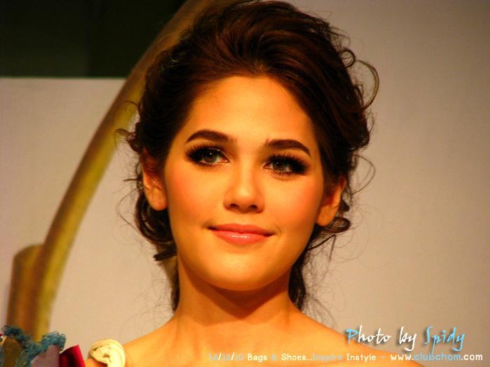 ชมพู่ ได้รับเกียรติมาพรีเซ็นต์กระเป๋าและรองเท้าผลงานทรงออกแบบ