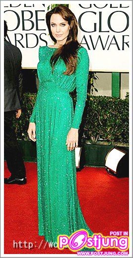 ANGELINA JOLIE มาในชุดเดรสสีเขียวอร่าม ของ Versace