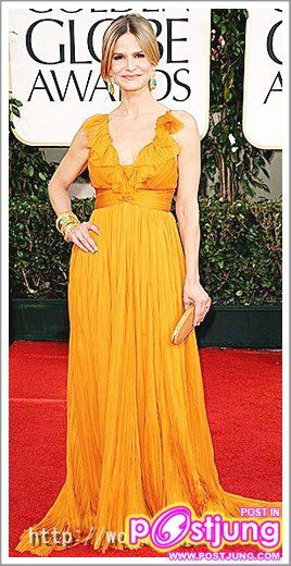 KYRA SEDGWICK มาในชุดเดรสสีส้ม เซ็กซี่ จาก Emilio Pucci