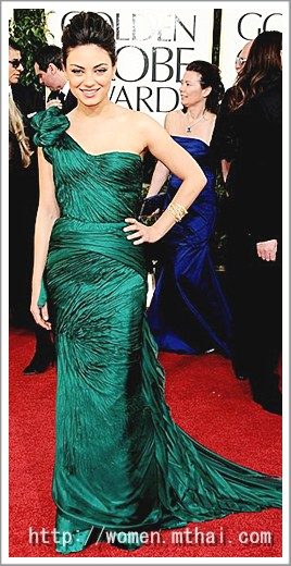 MILA KUNIS มาในชุดเดรสเขียวมรกต อีกหนึ่งคน งานนี้สีเขียวมาแรงจริงๆ