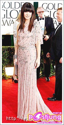 SANDRA BULLOCK มาในลุคหวานมีเสน่ห์ ด้วยโทนสี sparkling pink จาก Jenny Packham