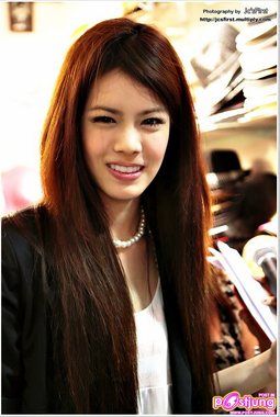 คุณคิดว่าเกรซกับยิปซีใครขาวกว่ากัน