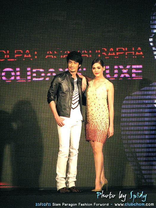ชมพู่ อารยา มาในชุดฟินนาเล่ในงาน Siam Paragon Fashion Forword