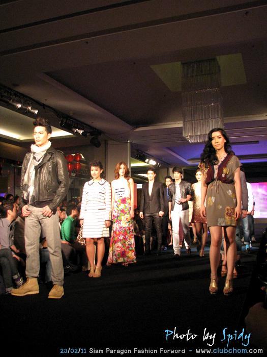 ชมพู่ อารยา มาในชุดฟินนาเล่ในงาน Siam Paragon Fashion Forword