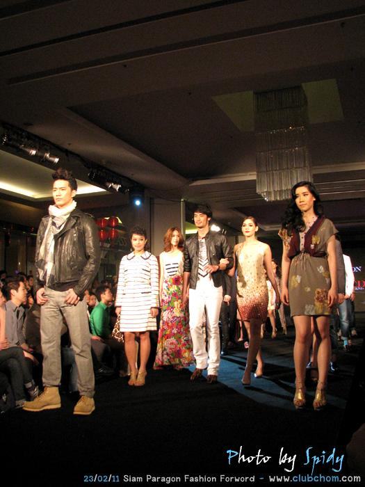 ชมพู่ อารยา มาในชุดฟินนาเล่ในงาน Siam Paragon Fashion Forword