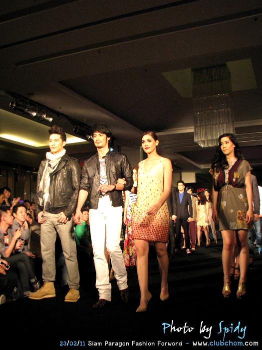 ชมพู่ อารยา มาในชุดฟินนาเล่ในงาน Siam Paragon Fashion Forword