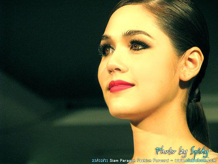 ชมพู่ อารยา มาในชุดฟินนาเล่ในงาน Siam Paragon Fashion Forword