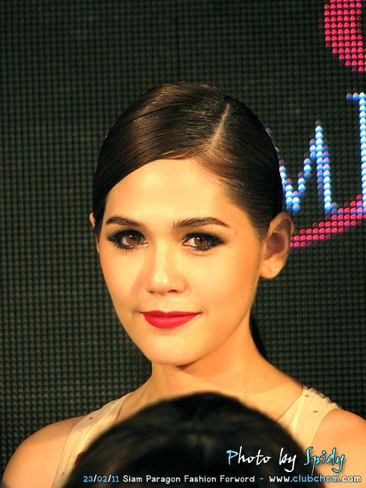 ชมพู่ อารยา มาในชุดฟินนาเล่ในงาน Siam Paragon Fashion Forword