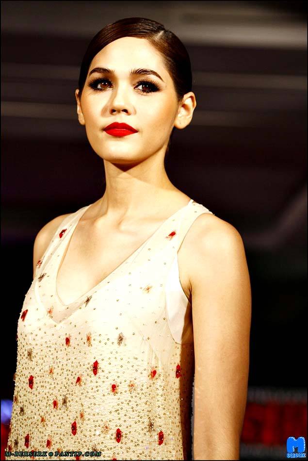 ชมพู่ อารยา มาในชุดฟินนาเล่ในงาน Siam Paragon Fashion Forword