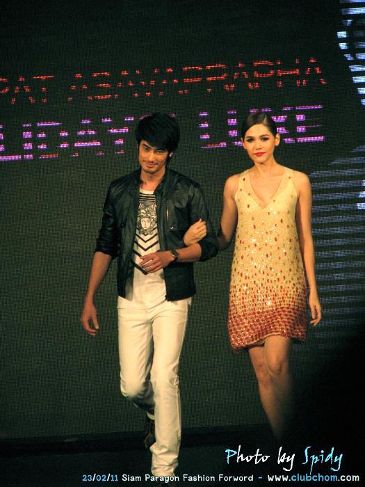 ชมพู่ อารยา มาในชุดฟินนาเล่ในงาน Siam Paragon Fashion Forword