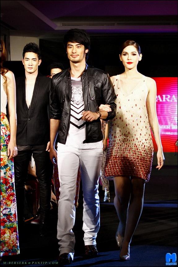 ชมพู่ อารยา มาในชุดฟินนาเล่ในงาน Siam Paragon Fashion Forword