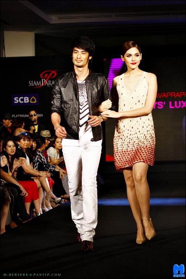 ชมพู่ อารยา มาในชุดฟินนาเล่ในงาน Siam Paragon Fashion Forword