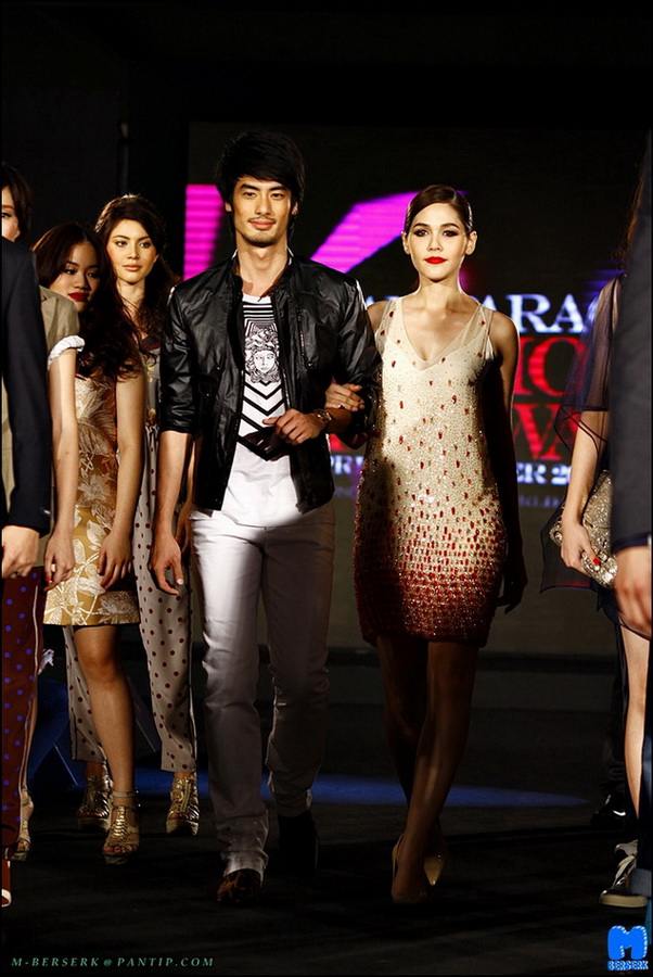 ชมพู่ อารยา มาในชุดฟินนาเล่ในงาน Siam Paragon Fashion Forword