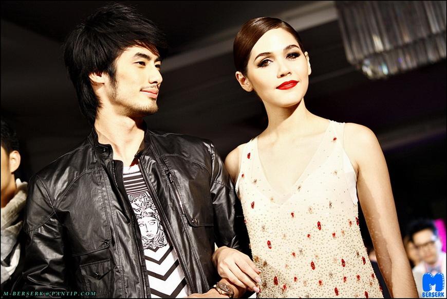ชมพู่ อารยา มาในชุดฟินนาเล่ในงาน Siam Paragon Fashion Forword