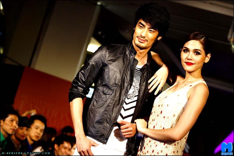 ชมพู่ อารยา มาในชุดฟินนาเล่ในงาน Siam Paragon Fashion Forword