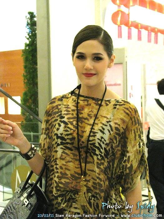 ชมพู่ อารยา มาในชุดฟินนาเล่ในงาน Siam Paragon Fashion Forword