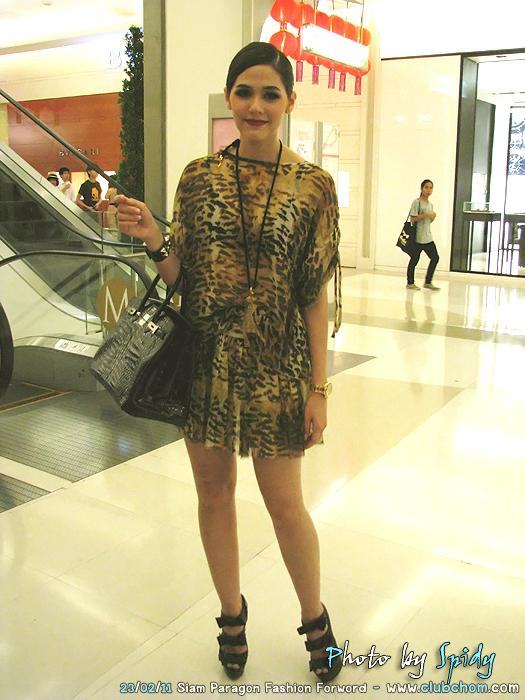 ชมพู่ อารยา มาในชุดฟินนาเล่ในงาน Siam Paragon Fashion Forword