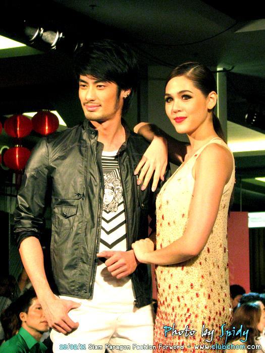 ชมพู่ อารยา มาในชุดฟินนาเล่ในงาน Siam Paragon Fashion Forword