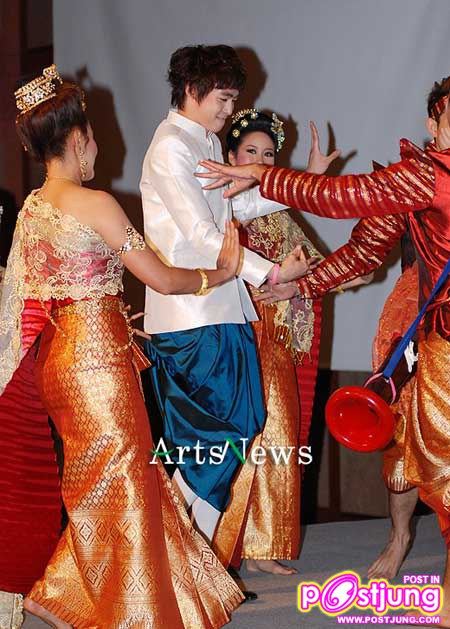 มาดูนิชคุณไหว้แบบไทย ๆกัน