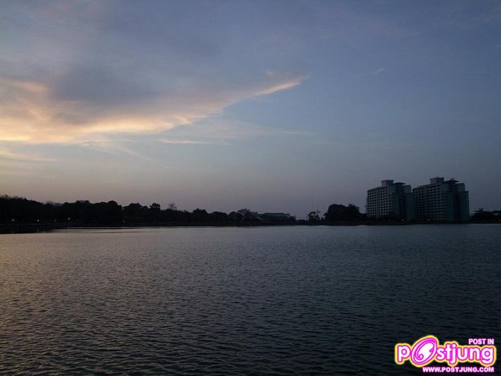 อำเภอหาดใหญ่ เป็นอำเภอหนึ่งในจังหวัดสงขลา เป็นที่ตั้งของนครหาดใหญ่ถือได้ว่าเป็นเมืองใหญ่สุดทางภาคใต้ที่เป็นเมืองศูนย์กลางการค้า เศรษฐกิจ การศึกษา และท่องเที่ยวที่สำคัญของจังหวัดและของภาคใต้