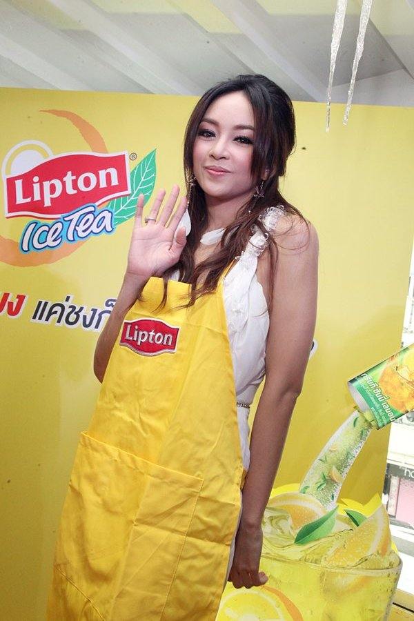 เป้ย วู้ดดี้ ไทเทเนี่ยม เปิดงาน Lipton Ice Bar