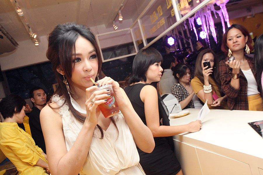 เป้ย วู้ดดี้ ไทเทเนี่ยม เปิดงาน Lipton Ice Bar