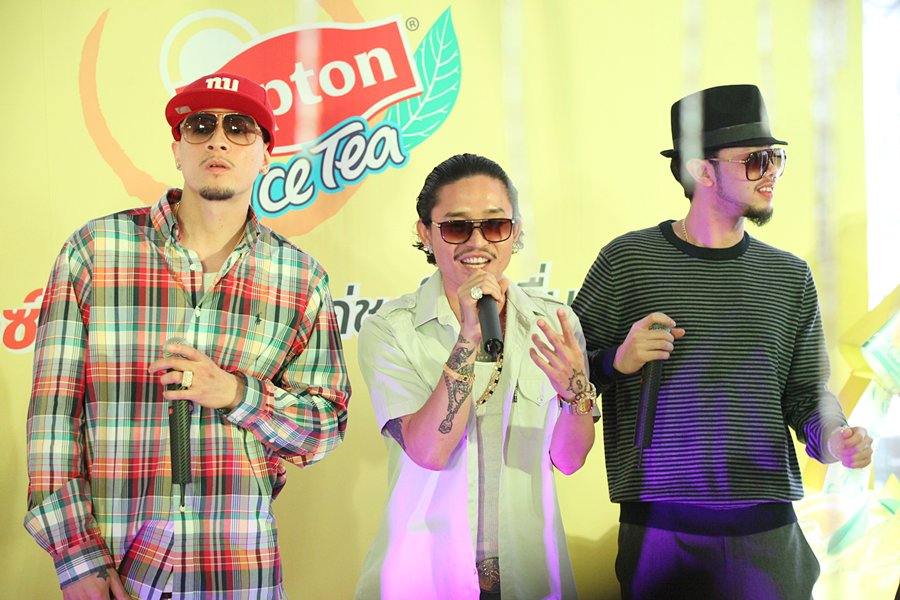 เป้ย วู้ดดี้ ไทเทเนี่ยม เปิดงาน Lipton Ice Bar