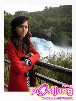 อารยา	 เอ ฮาร์เก็ต รับบท : เรยา คาแรคเตอร์ :       สาวสวยวัยประมาณ 20 ปี หน้าตาออกไปทางลูกครึ่งแขก ทะเยอทะยานหัวสูง ใฝ่ฝันถึงความร่ำรวยและความสะดวกสบายของชีวิต จนยอมทำทุกอย่างเพื่อได้มาในสิ่งที่ต้องการ โดยไม่คำนึงถึงความผิดถูก ชั่วดี เรยาเป็นคนพูดจาอ่อนหวานไพเราะ และเลือกปฏิบัติอย่างอ่อนหวานเป็นพิเศษเฉพาะบุคคลที่มีผลประโยชน์ หรือที่ตนถูกใจเท่านั้น แต่จะกระด้าง อวดดี เย่อหยิ่งกับบุคคลที่ตนดูถูกและรังเกียจ