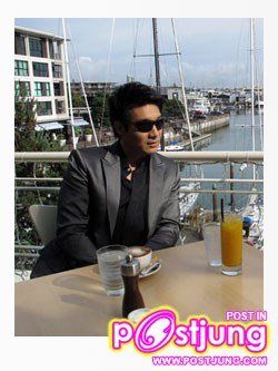 วรวุฒิ	 นิยมทรัพย์ (นักแสดงรับเชิญ) รับบท : สินธร คาแรคเตอร์ :       ผู้อำนวยการใหญ่ฝ่ายบุคคล บริษัทสยามทรานเนชั่นแอร์เวย์ส หนุ่มใหญ่รูปหล่อ เจ้าชู้ ปากหวาน ทะเยอทะยาน รักความร่ำรวย อำนาจ และบารมี เนื่องจากกำเนิดมาในครอบครัวที่ค่อนข้างยากจน เขาจึงใช้ผู้หญิงเป็นบันไดเพื่อนำไปสู่ความเจริญรุ่งเรือง โดยไม่คำนึงถึงมนุษยธรรมใด ๆ ทั้งสิ้น หวังเพียงเพื่อความเจริญก้าวหน้าของตนเองเป็นที่ตั้งเท่านั้น