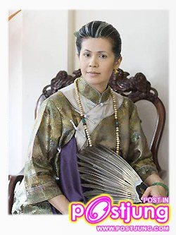จริยา	 แอนโฟเน รับบท : เม่งฮวย คาแรคเตอร์ :       ภรรยาชาวจีนคนที่หนึ่งของท่านเจ้าสัว ท่าทางงก ๆ เงิ่น ๆ ขี้บ่น มักจะเก็บตัวอยู่แต่ในห้องเพื่อสวดมนต์ เธอใช้การปฏิบัติธรรมเป็นที่พึ่งทางใจ ทั้ง ๆ ที่แท้จริงแล้วเธอไม่สามารถทำใจให้สงบได้เลย เธอยังคงมีความอิจฉาริษยาแก่งแย่งชิงดีชิงเด่น โดยเฉพาะในเรื่องท่านเจ้าสัวกับบรรดาภรรยาคนอื่น ๆ อยู่เสมอ ยอมไม่ได้ที่จะเห็นใครดีไปกว่าตนเอง แต่เม่งฮวยก็ยังมีความดีอยู่บ้างตรงที่รักครอบครัว ดูแลปกครองบริวารในบ้านให้ได้รับความผาสุกเสมอมา รวมทั้งพยายามอบรมบุตรธิดาให้เติบโตมาเป็นคนดี ทั้ง ๆ ที่ท่านเจ้าสัวแทบจะไม่มีเวลาสนใจบุตรธิดาของตนเลย